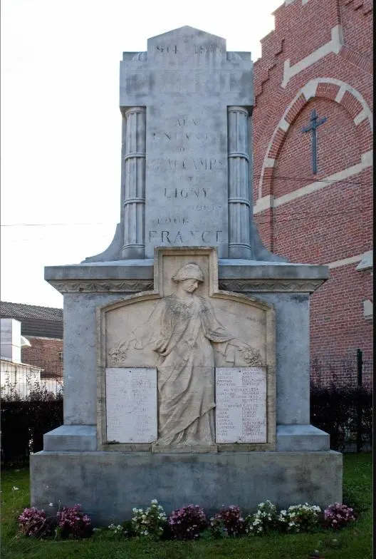 Beaucamps-Ligny — le village, à l’échelle d’une mémoire qui ne se consomme pas.