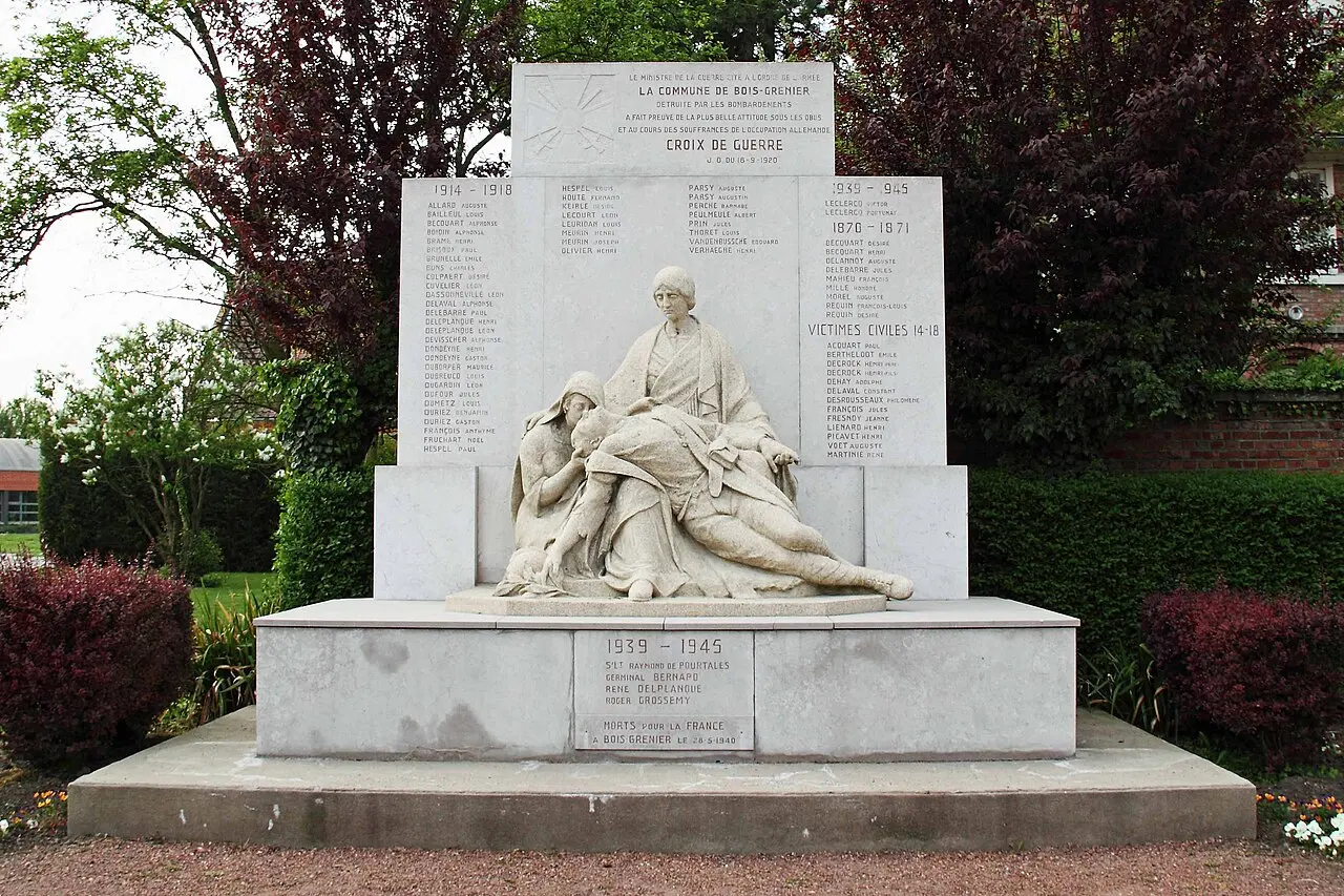 Monument aux Morts - Place des Trois Maires, 59 Bois-Grenier