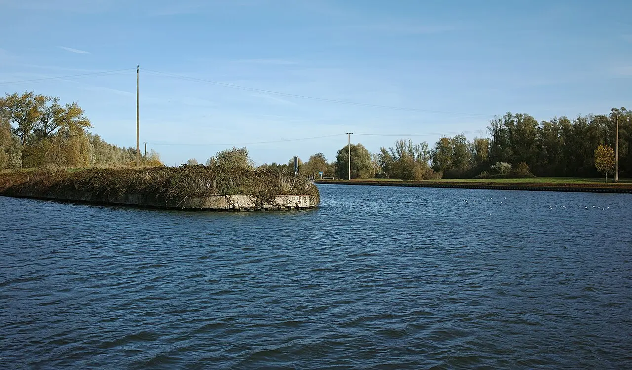 Tip of the island at the junction of the old and the new Canal de la Deûle, in Don.