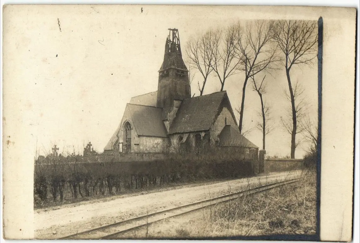 Feldbahngleis bei der Kirche von Englos bei Lille, 5. August 1918