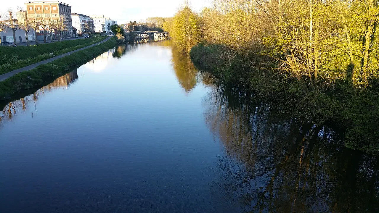 Vue du canal d'Aire au niveau de La Bassée.