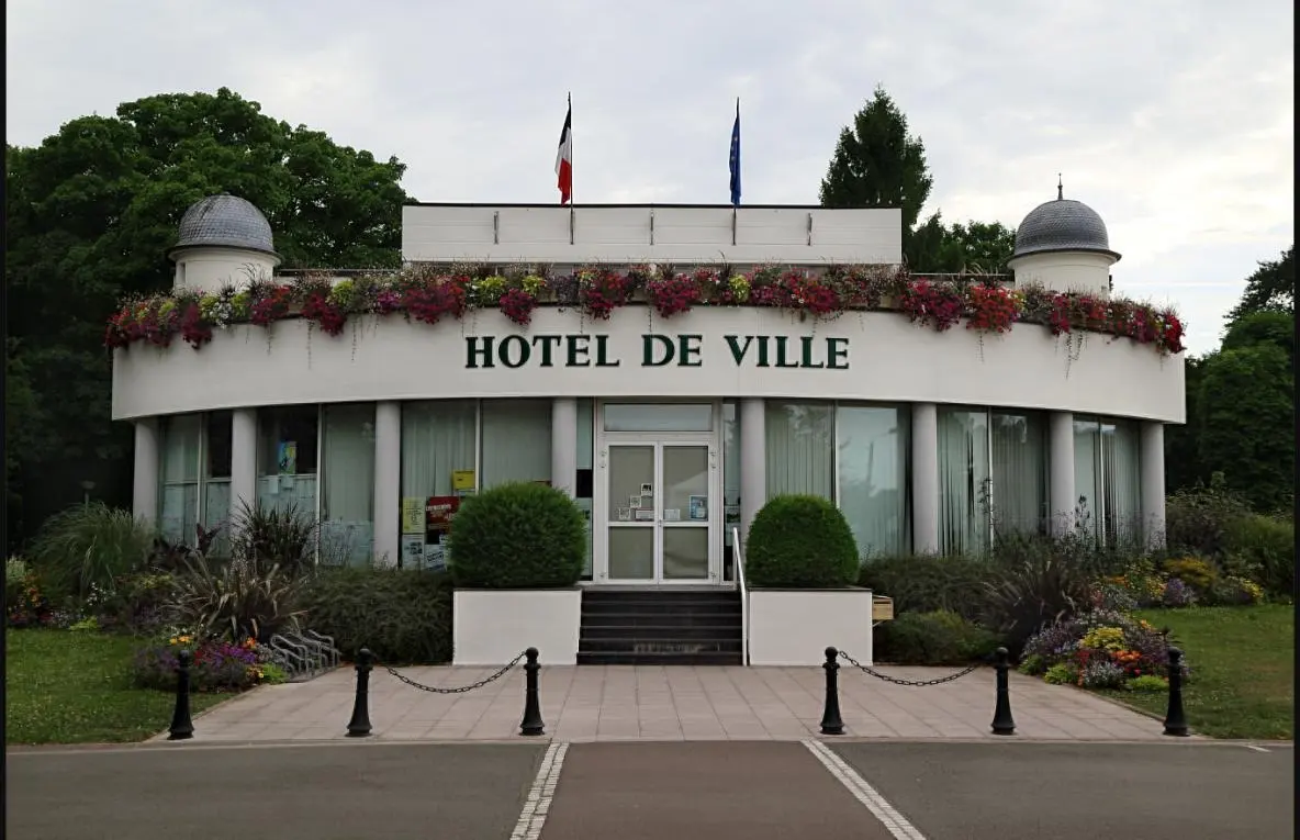 Santes, hôtel de ville J1