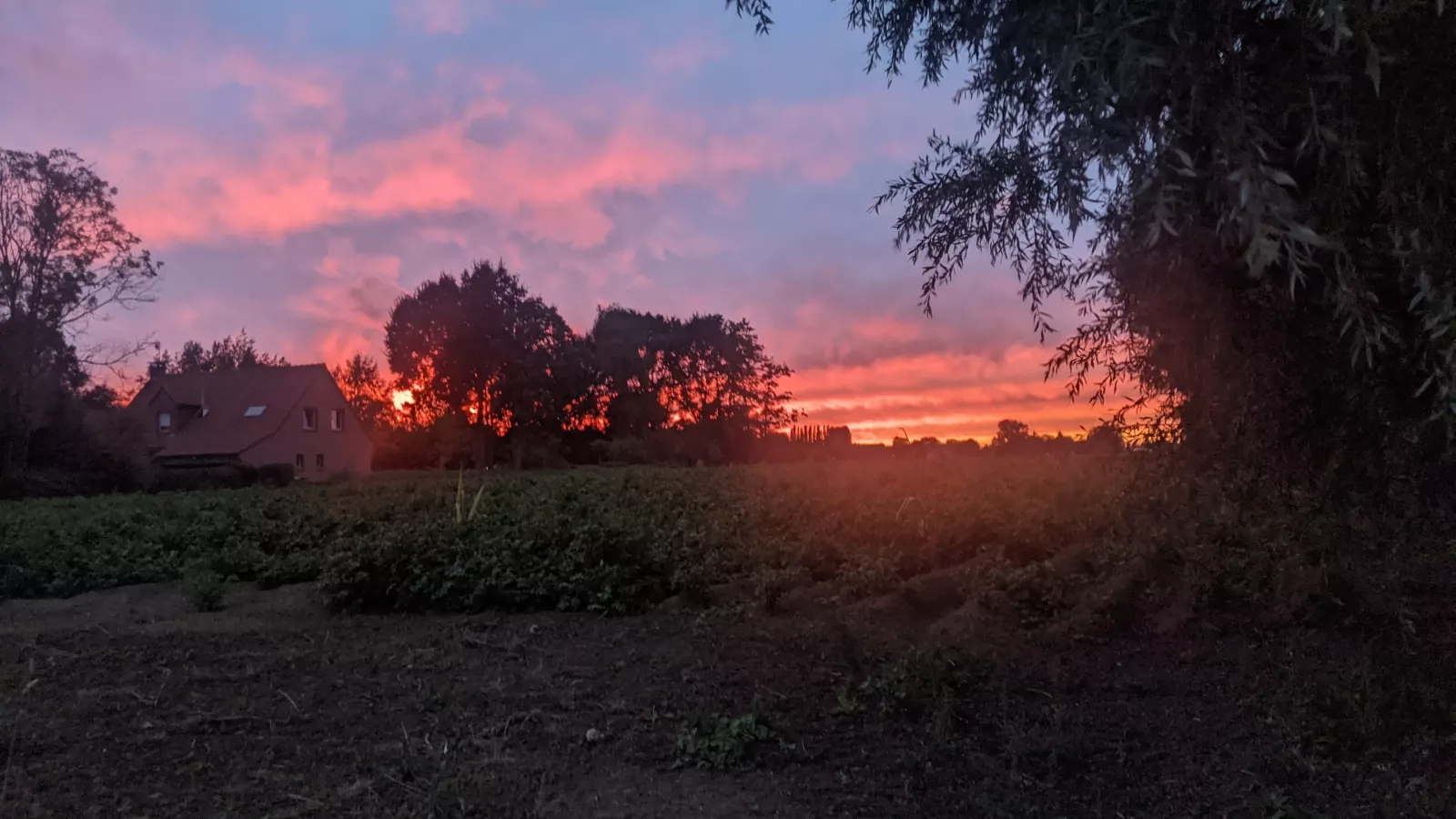 Coucher soleil reflets rouge sept 2026