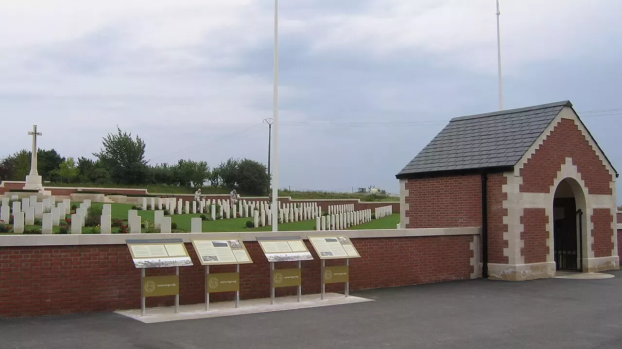 Fromelles (Pheasant Wood) Military Cemetery, 2010. Carcharoth, CC BY-SA 3.0, via Wikimedia Commons.