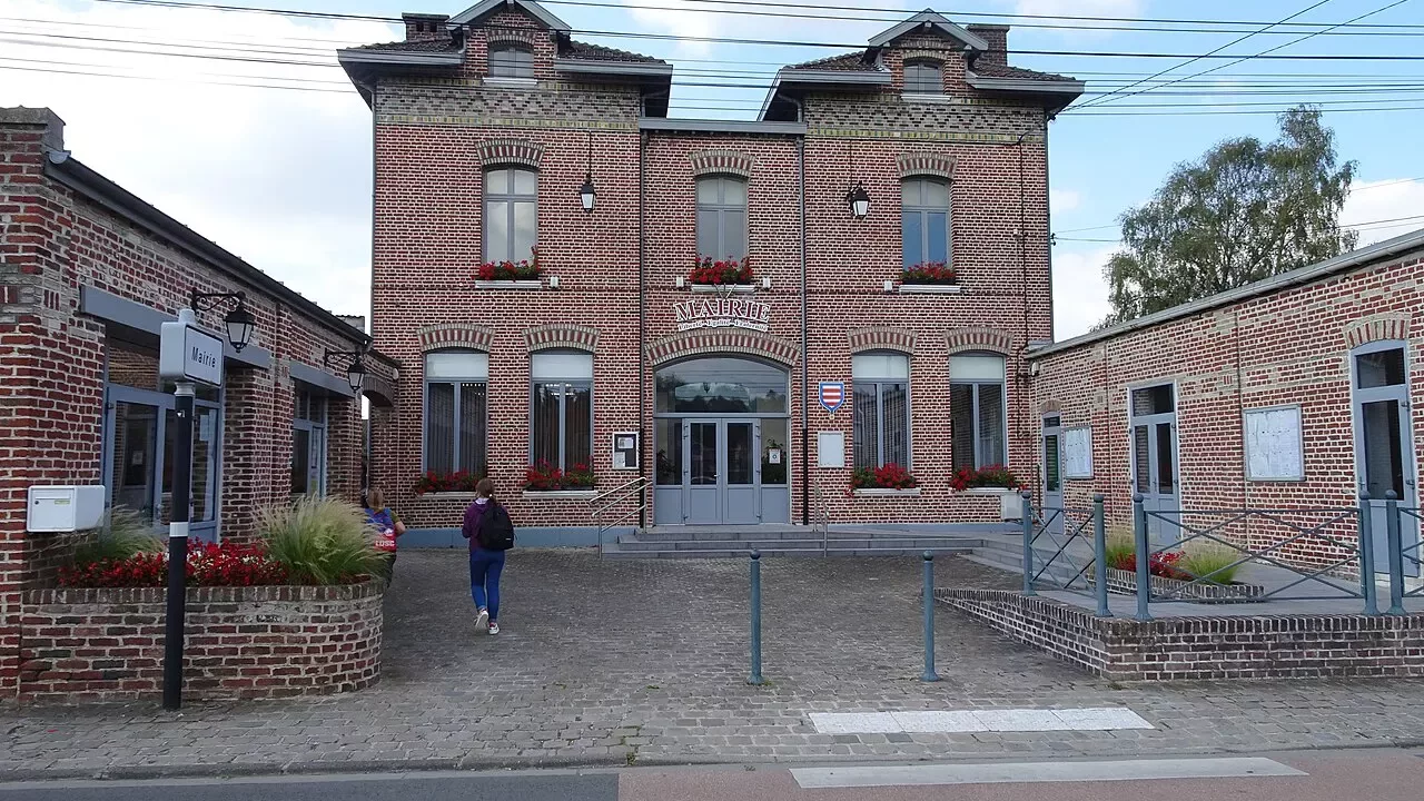 Mairie de Hantay. Pierre André Leclercq, CC BY-SA 4.0, via Wikimedia Commons.