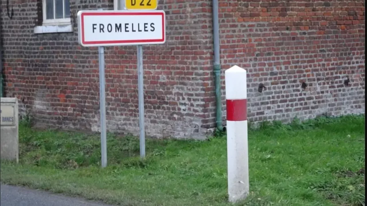 Fromelles — entrée de village sur la D22 : la commune hors saison mémorielle.