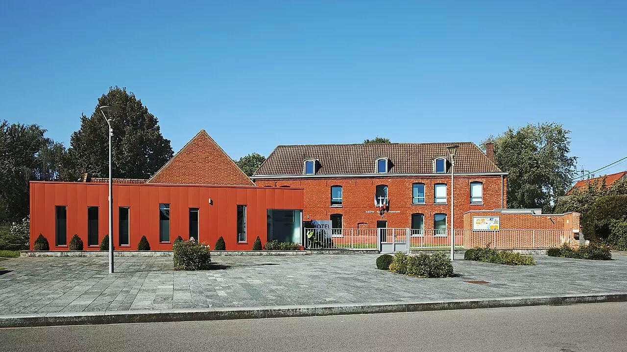 Hôtel de ville de Hallennes-lez-Haubourdin. Velvet, CC BY-SA 4.0, via Wikimedia Commons.