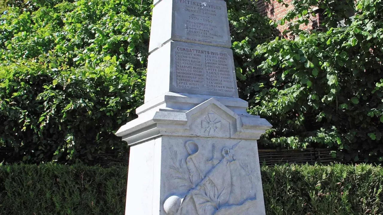 Monument aux morts d'Englos, rue du Vinage. Jacques59370, CC BY-SA 3.0, via Wikimedia Commons.
