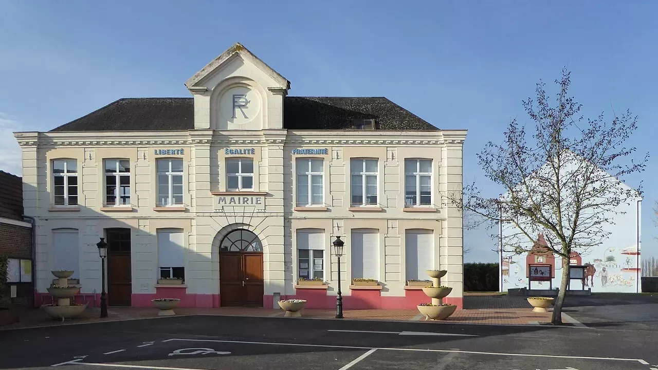 Mairie de Marquillies. Pierre André Leclercq, CC BY-SA 4.0, via Wikimedia Commons.