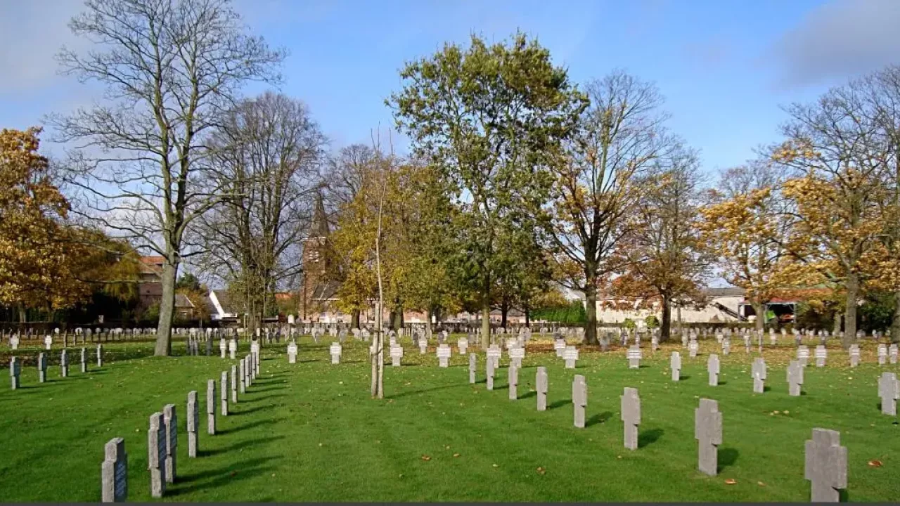 Wicres — un village d’automne, après le loto, à l’échelle de 581 habitants.