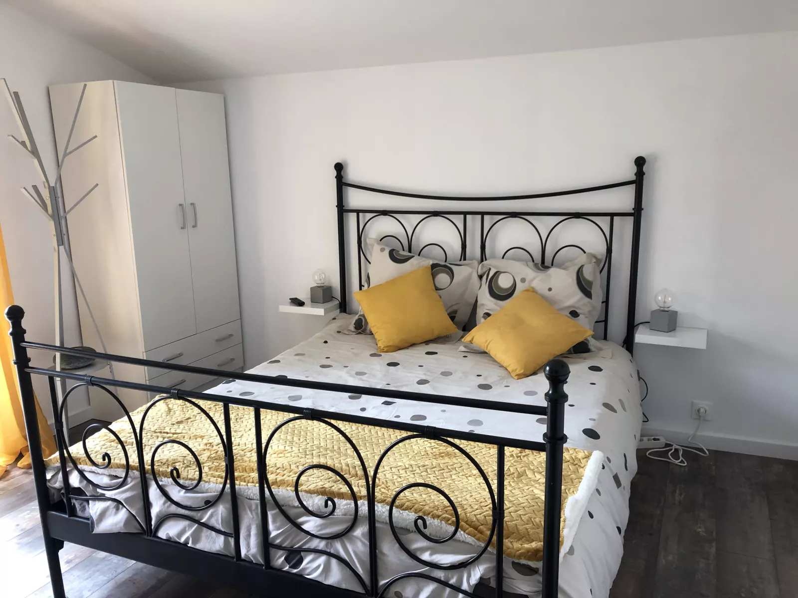 Location chambre d’hôtes, gîte 6 couchages, spa et sauna, salle de massage et de soins du visage.